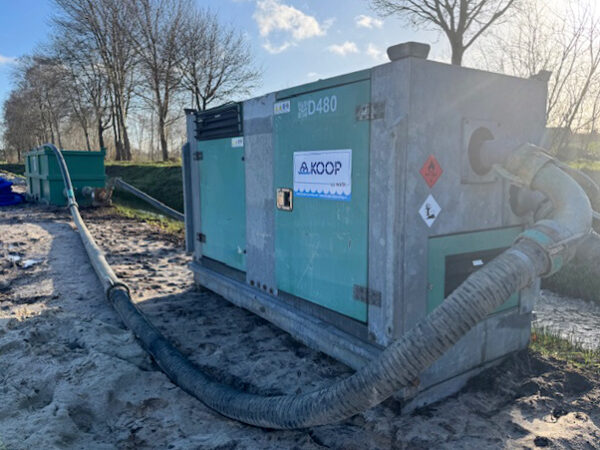 Grundwasserhaltung vor Ort: Vakuum-Pumpenaggregat mit Sandfang im Einsatz
